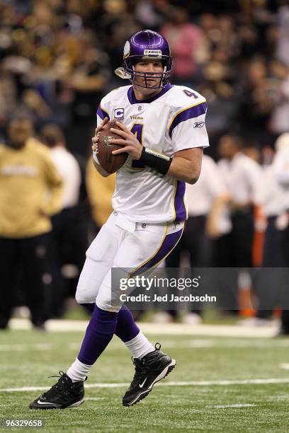 Brett Favre of the Minnesota Vikings warms up against the New Orleans Saints during the NFC Championship Game at the Louisiana Superdome on January...