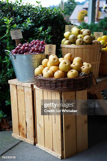 fresh grapes, apples and pears on display - insel salt spring island stock-fotos und bilder