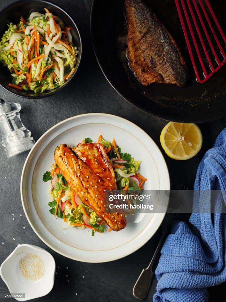 Teriyaki Seebarsch mit orientalischen Krautsalat