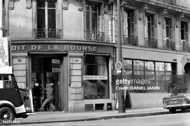 Gangster goes back in the Crédit de la Bourse bank during a robbery, while others prepare to leave on January 31, 1974 on Place de la Bourse in...