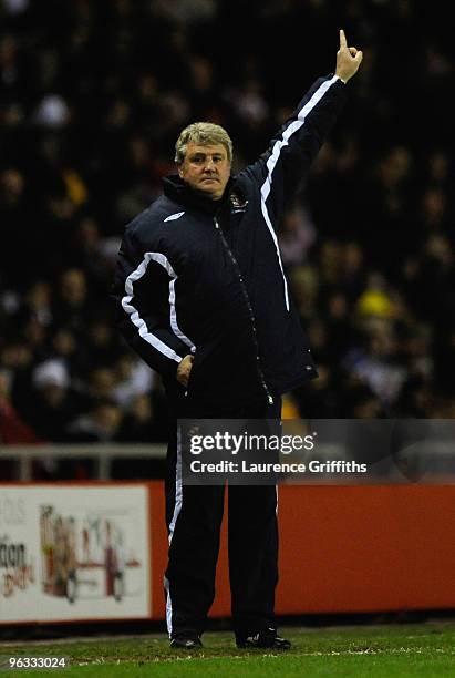 Sunderland Manager Steve Bruce gestures during the Barclays Premier League match between Sunderland and Stoke City at the Stadium of Light on...