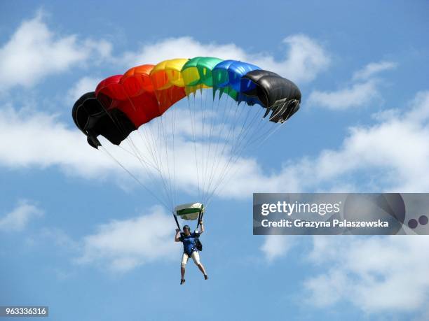 parachute against the blue sky - hoppa fallskärm bildbanksfoton och bilder