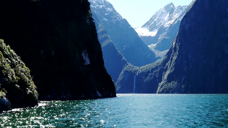 https://media.gettyimages.com/id/963337000/video/milford-sound-cruise.jpg?b=1&s=640x640&k=20&c=Z6U9yUHUvtrWHy9T4kDkDNJNzQnWiWo0qH8fO5aQ3DM=