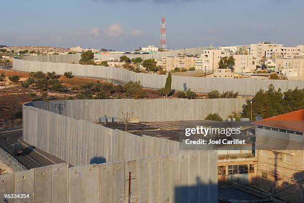 israel's security barrier on edge of bethlehem - militaire invasie stockfoto's en -beelden
