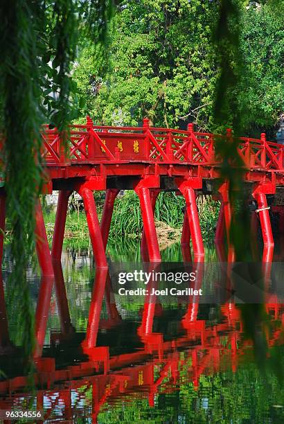 huc bridge in hanoi's hoan kiem lake - huc bridge stock pictures, royalty-free photos & images