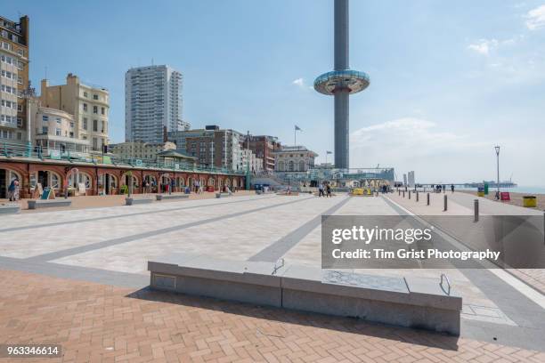 the i360 tower viewed from kings road arches, brighton, uk - mobile 360 foto e immagini stock