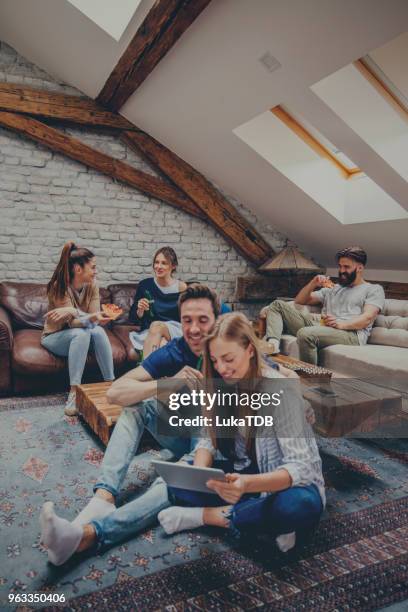 studenten rust na klassen - housemates stockfoto's en -beelden