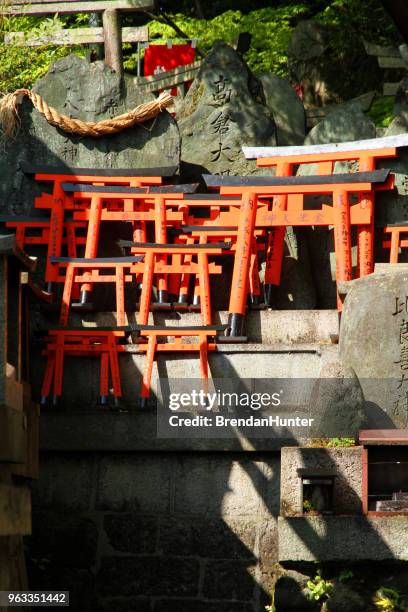 in der felswand - fetisch religiöser gegenstand stock-fotos und bilder