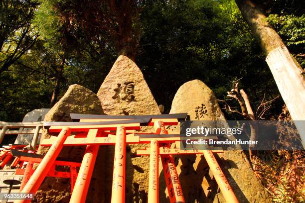 sonnenuntergang-schrein - fetisch religiöser gegenstand stock-fotos und bilder
