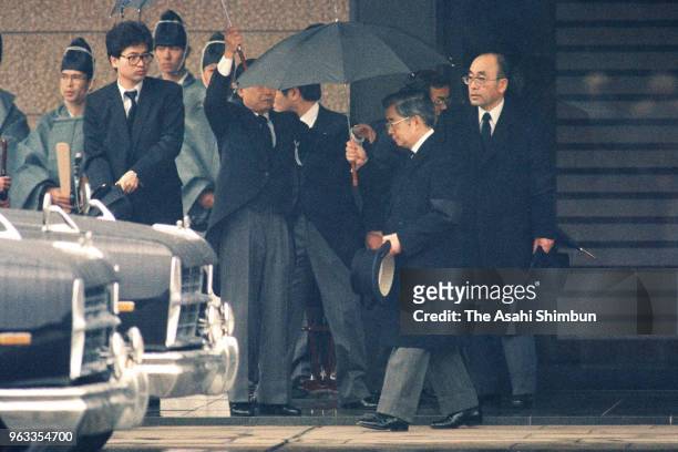 Prince Hitachi is seen to follow the 'Kiguruma' hearse carrying the body of late Emperor Hirohito during the 'Jisha Hatsuin no Gi' prior to the...