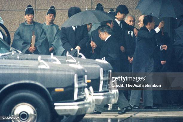 Prince Hitachi is seen to follow the 'Kiguruma' hearse carrying the body of late Emperor Hirohito during the 'Jisha Hatsuin no Gi' prior to the...