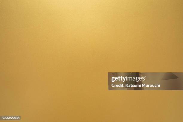 golden texture background - gold fotografías e imágenes de stock