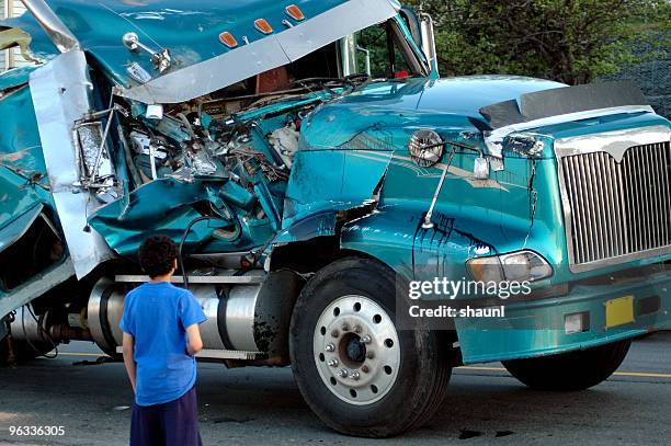 semi destroços - acidente imagens e fotografias de stock