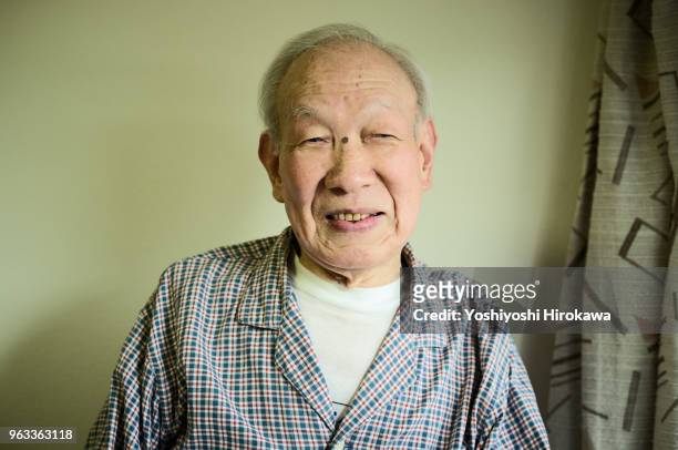 portrait of senior who enjoys healthy life - chigasaki stockfoto's en -beelden