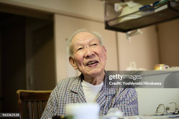 portrait of senior who enjoys healthy life - chigasaki 個照片及圖片檔