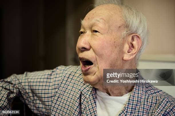 portrait of senior who enjoys healthy life - chigasaki stockfoto's en -beelden
