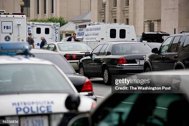 Holoshooting. DATE: June 2009 CREDIT: Marcus Yam / TWP. LOCATION: Washington, DC. CAPTION: Law enforcement officials line up in a perimeter setup...