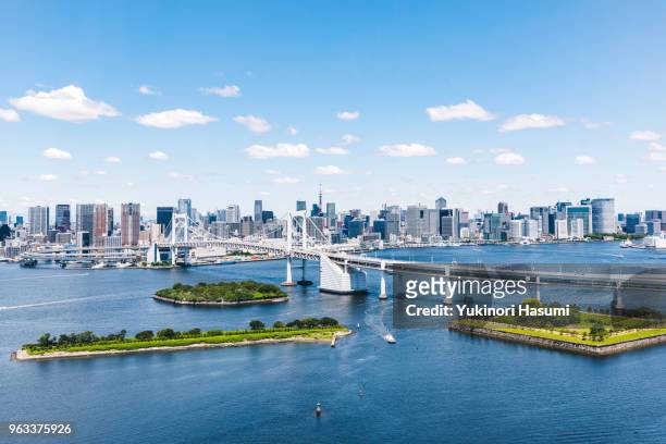 tokyo skyline under the clear blue sky - tokyo bay fotografías e imágenes de stock