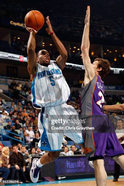 Marcus Thornton of the New Orleans Hornets makes a shot over Goran Dragic of the Phoenix Suns at the New Orleans Arena on February 1, 2010 in New...