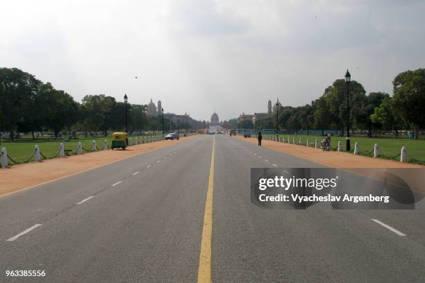 rajpath (kingsway) of new delhi, india - delhi street stock pictures, royalty-free photos & images