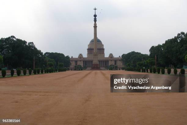 jaipur column in front of rashtrapati bhavan (presidential residence, previously "viceroy's house"), rajpath, new delhi, india - palácio presidencial rashtrapati bhawan imagens e fotografias de stock