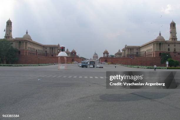 vijay chowk (victory square) at rajpath, new delhi, india - indian politics and governance stock pictures, royalty-free photos & images