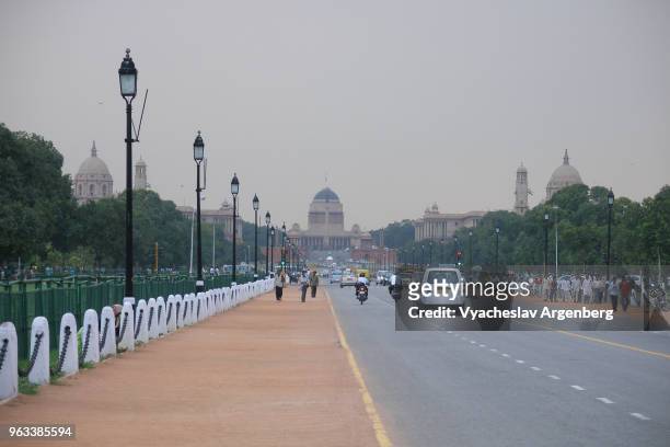 new delhi, rajpath (kingsway), "ceremonial axis" of new delhi, india - delhi street stock pictures, royalty-free photos & images