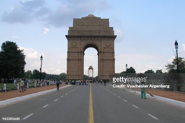 india gate (all india war memorial), "ceremonial axis" (kingsway) of new delhi, india - india gate stock pictures, royalty-free photos & images