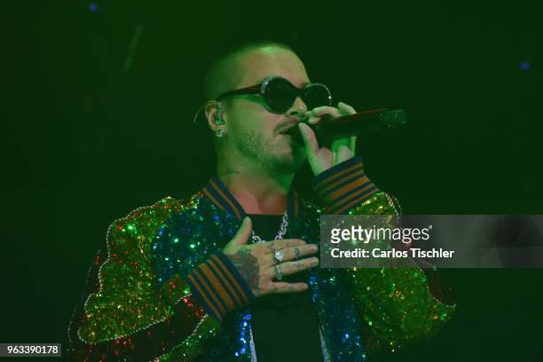 Singer J Balvin performs on stage as part of his Vibras Tour at Arena Ciudad de Mexico on May 26, 2018 in Mexico City, Mexico.
