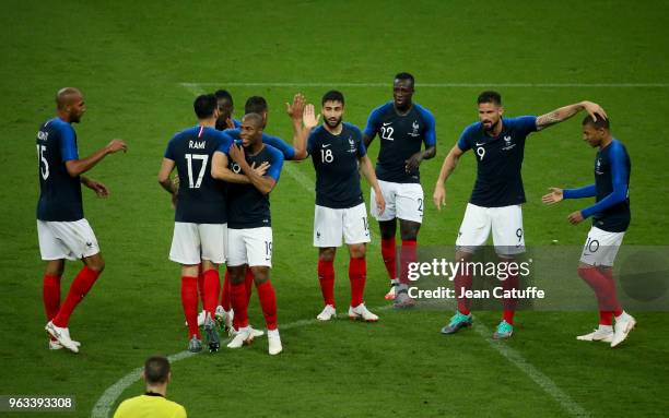 Nabil Fekir of France celebrates his goal between Steven Nzonzi, Djibril Sidibe, Benjamin Mendy, Olivier Giroud, Kylian Mbappe during the...