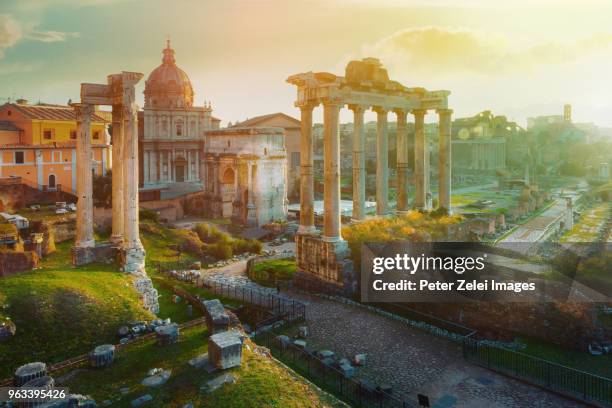 the roman forum at sunrise, rome, italy - arco de septimius severus - fotografias e filmes do acervo