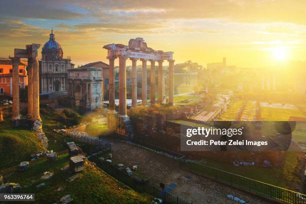 the roman forum at sunrise, rome, italy - arch of septimus severus 個照片及圖片檔