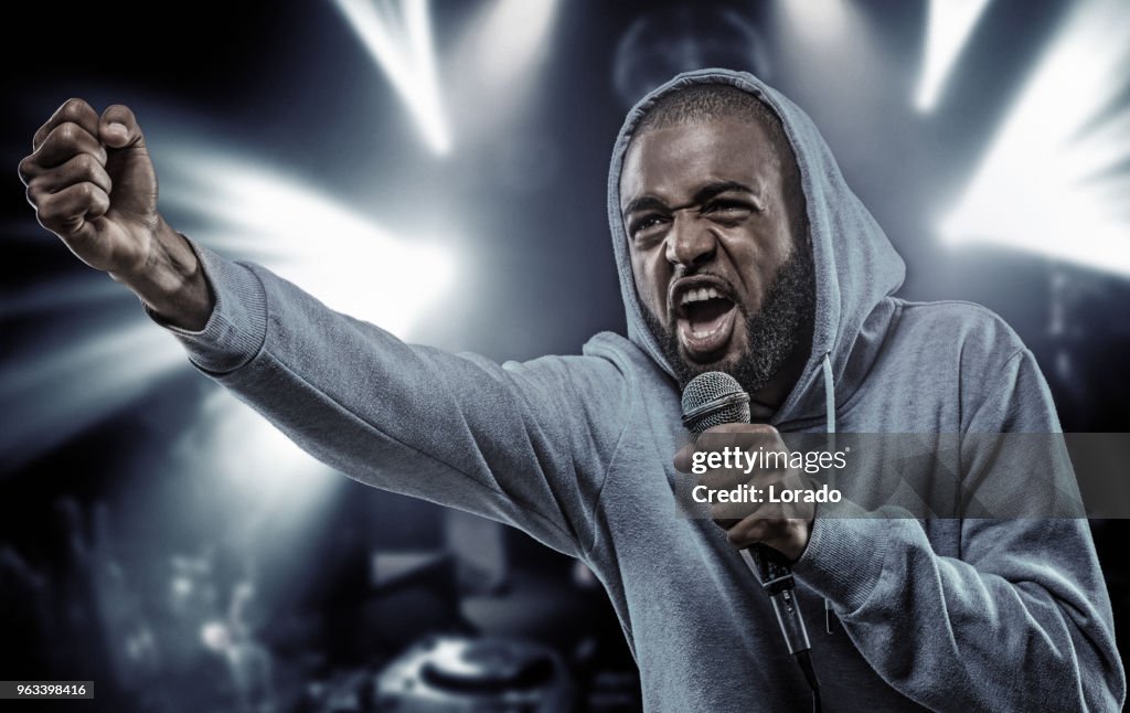 Africanos no caucásica y rapear en un micro delante de luces de concierto