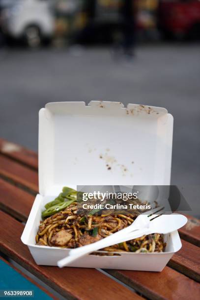 carboard take away box of malaysian char kway teow at a market - char kway teow stock pictures, royalty-free photos & images