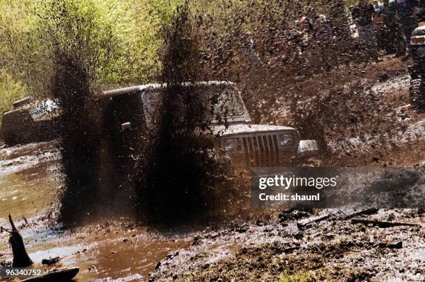 mud bogging - lodo fotografías e imágenes de stock