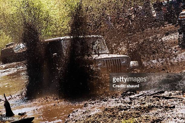 mud bogging - dirty car stockfoto's en -beelden