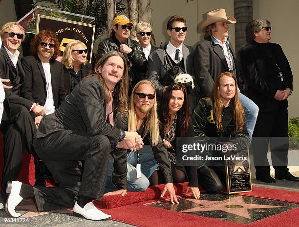 Bone Burnett, Jeff Lynne, Joe Walsh, Dan Aykroyd, David Lynch, Chris Isaak, Dwight Yoakam, Phil Everly, Wesley Orbison, Alex Orbison, Barbara Orbison...