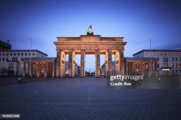brandenburger tor (brandenburg gate) and pariser platz at blue hour (berlin, germany) - pariser platz stock-fotos und bilder