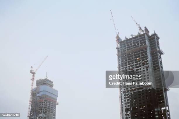 two skyscrapers under construction in dubai - palmboom 個照片及圖片檔