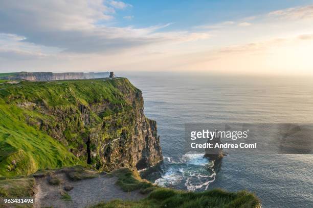 cliffs of moher, county clare, munster province, republic of ireland, europe - andrea comi stock-fotos und bilder