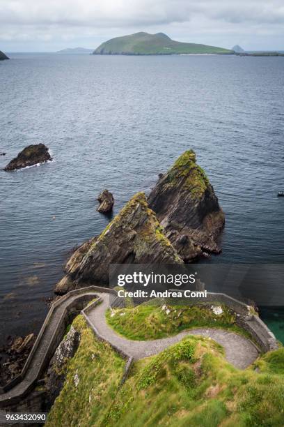 dunquin pier (dún chaoin), dingle peninsula, county kerry, munster province, ireland, europe. - andrea comi stock-fotos und bilder