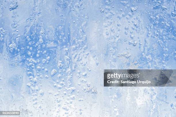 ice patterns on a window - froid photos et images de collection