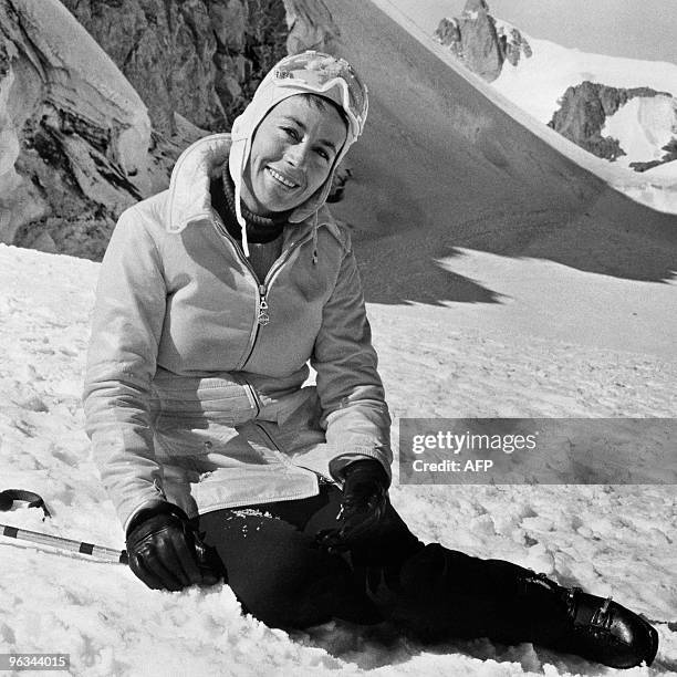 French actress Annie Girardot poses in the snow on the filming of the movie "Mourir d'aimer" directed by Andre Cayatte October 1, 1970. AFP PHOTO