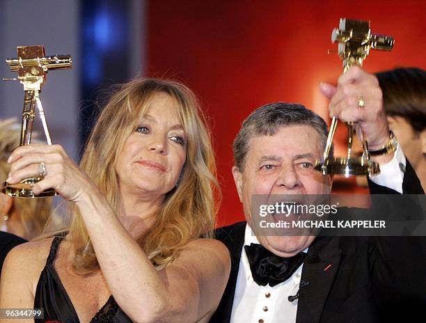 Actress Goldie Hawn and US comedian Jerry Lewis pose for photographers after being awarded the Golden Camera, a German media prize organzied by TV...