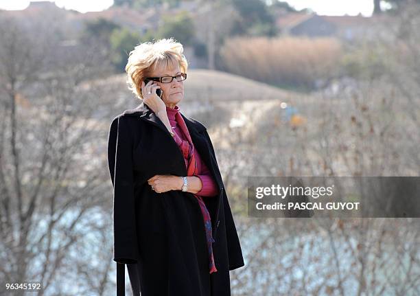 Le maire socialiste de Montpellier, Hélène Mandroux téléphone à Martine Aubry, le 29 janvier 2010 à Montpellier après qu'elle lui a proposé de...