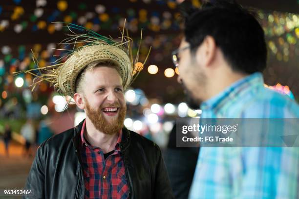 vrienden genieten van een geweldige tijd samen in de beroemde braziliaanse junina partij (festa junina) - caipira stijl - porto alegre stockfoto's en -beelden