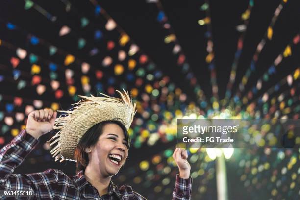 jovem, desfrutando de um grande momento na famosa festa junina brasileira (festa junina) - estilo caipira - bunting - fotografias e filmes do acervo