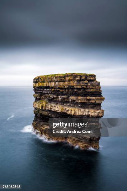 dún briste sea stack at downpatrick head, county mayo, republic of ireland, europe - andrea comi stock-fotos und bilder