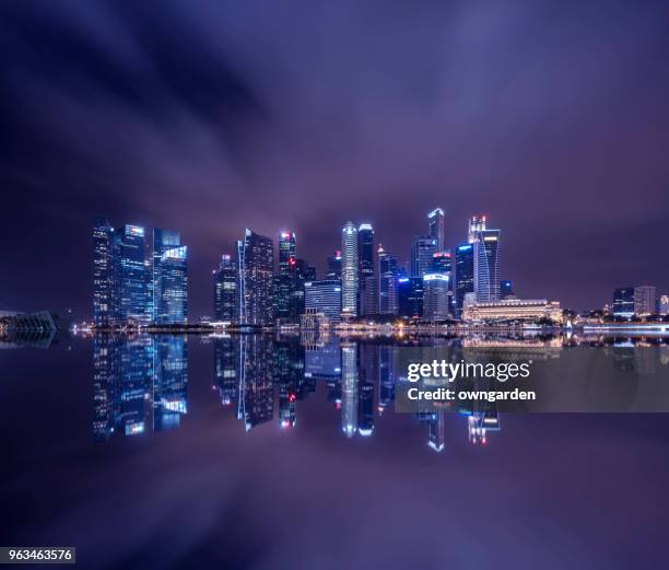 singapore skyline in de nacht - marina bay sands stockfoto's en -beelden