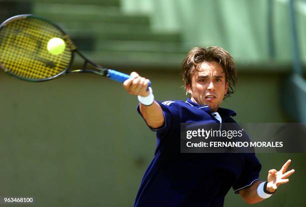 Venezuelan tennis player Jimy Szymanski returns the ball to Guatemalan Luis Perez Chete in the match in Guatemala City 06 April 2001, the first...